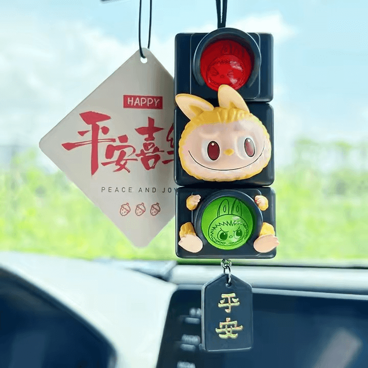 Labubu Almost Hidden – La Figurine Timide et Adorable