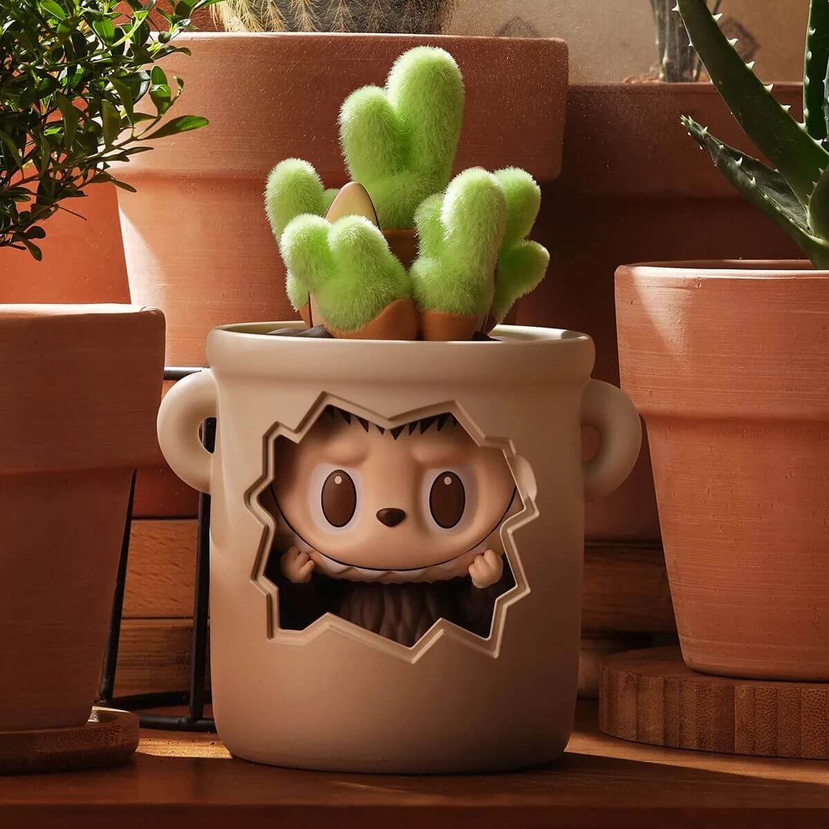 Labubu Almost Hidden – La Figurine Timide et Adorable
