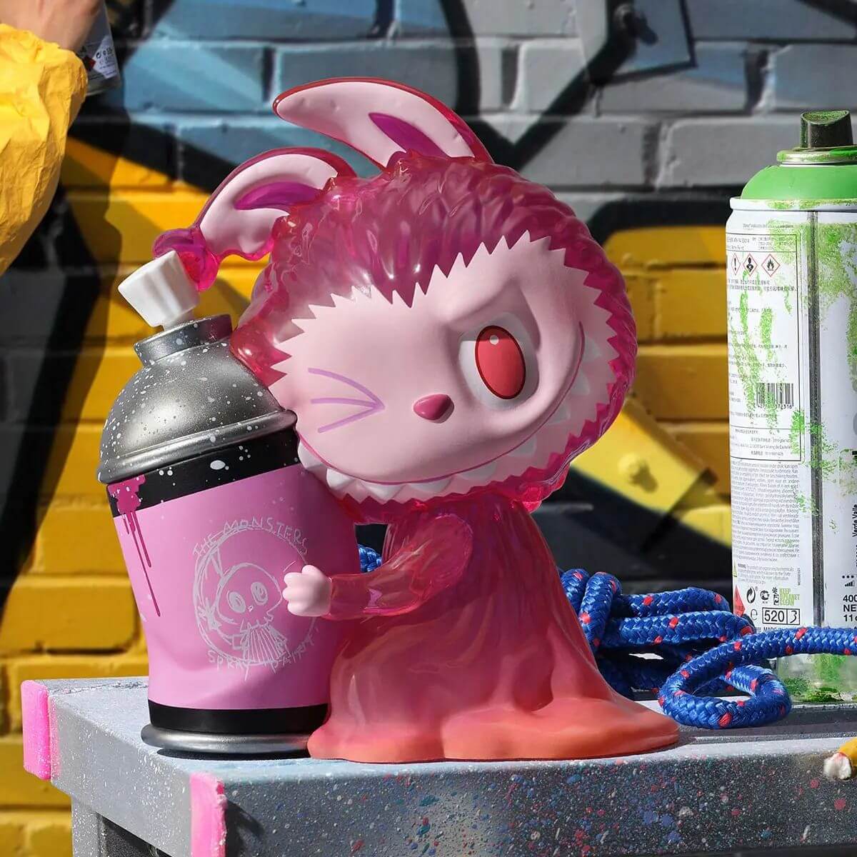 Labubu Almost Hidden – La Figurine Timide et Adorable